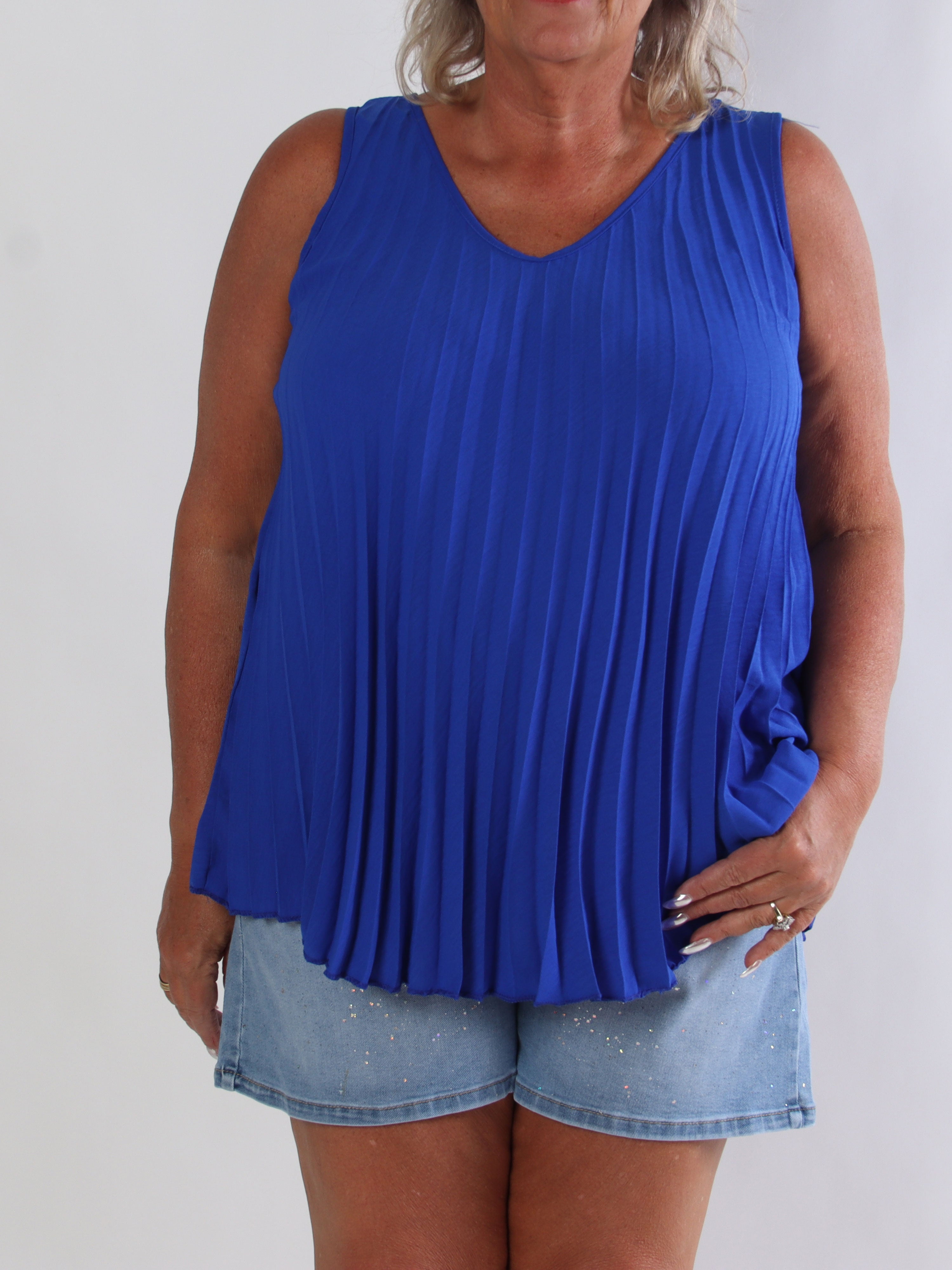Linda Top - Fin plisseret plus size top i viskoseblanding med V-udskæring